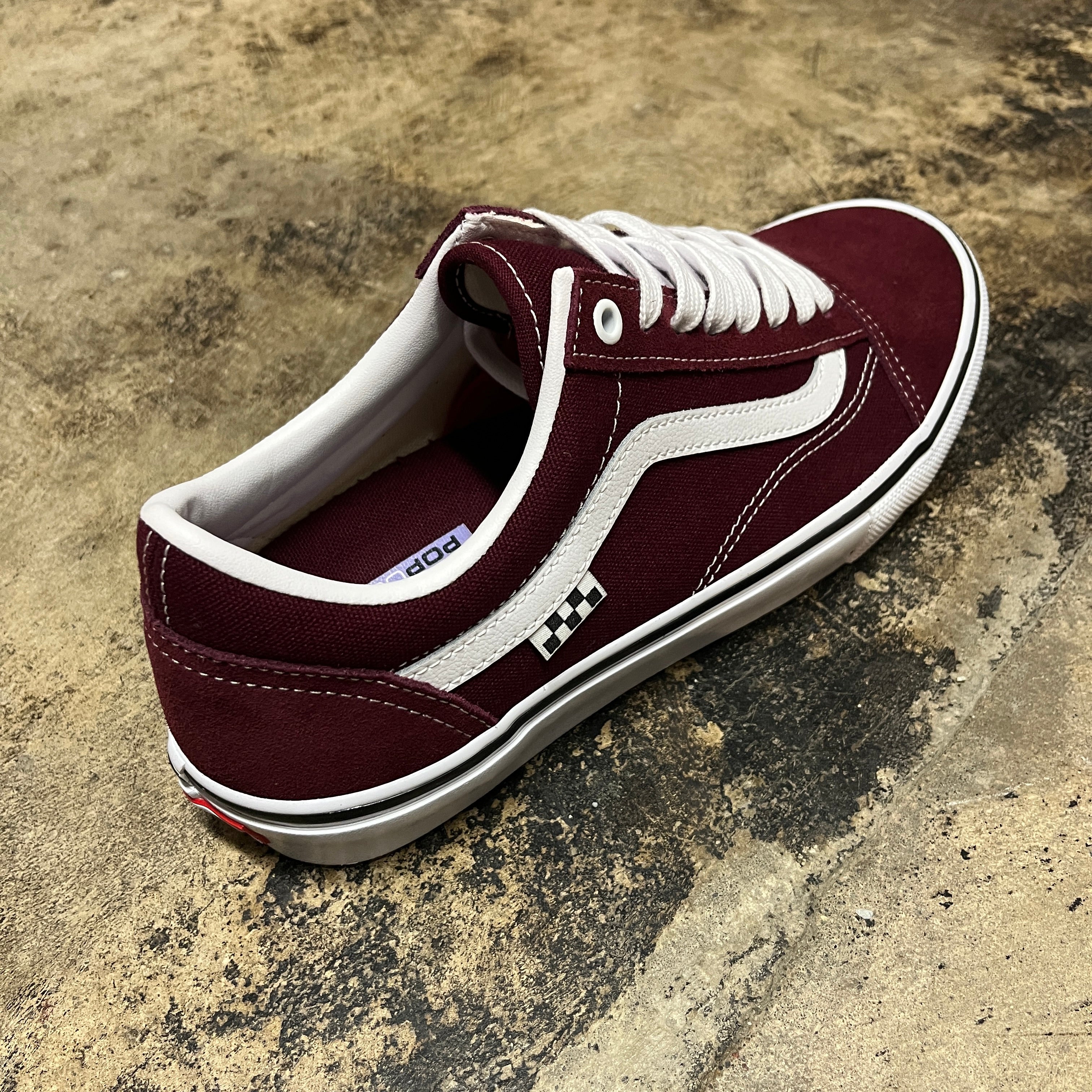 Red Maroon Vans Old Skool On Feet VANS SKATE OLD SKOOL (PORT/TRUE